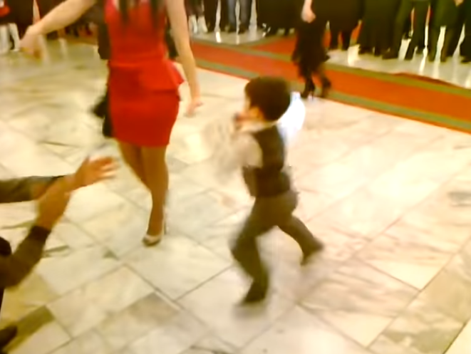 Мальчик станцевал так, что все гости ахнули. Догадались какой танец? Смотрите видео.