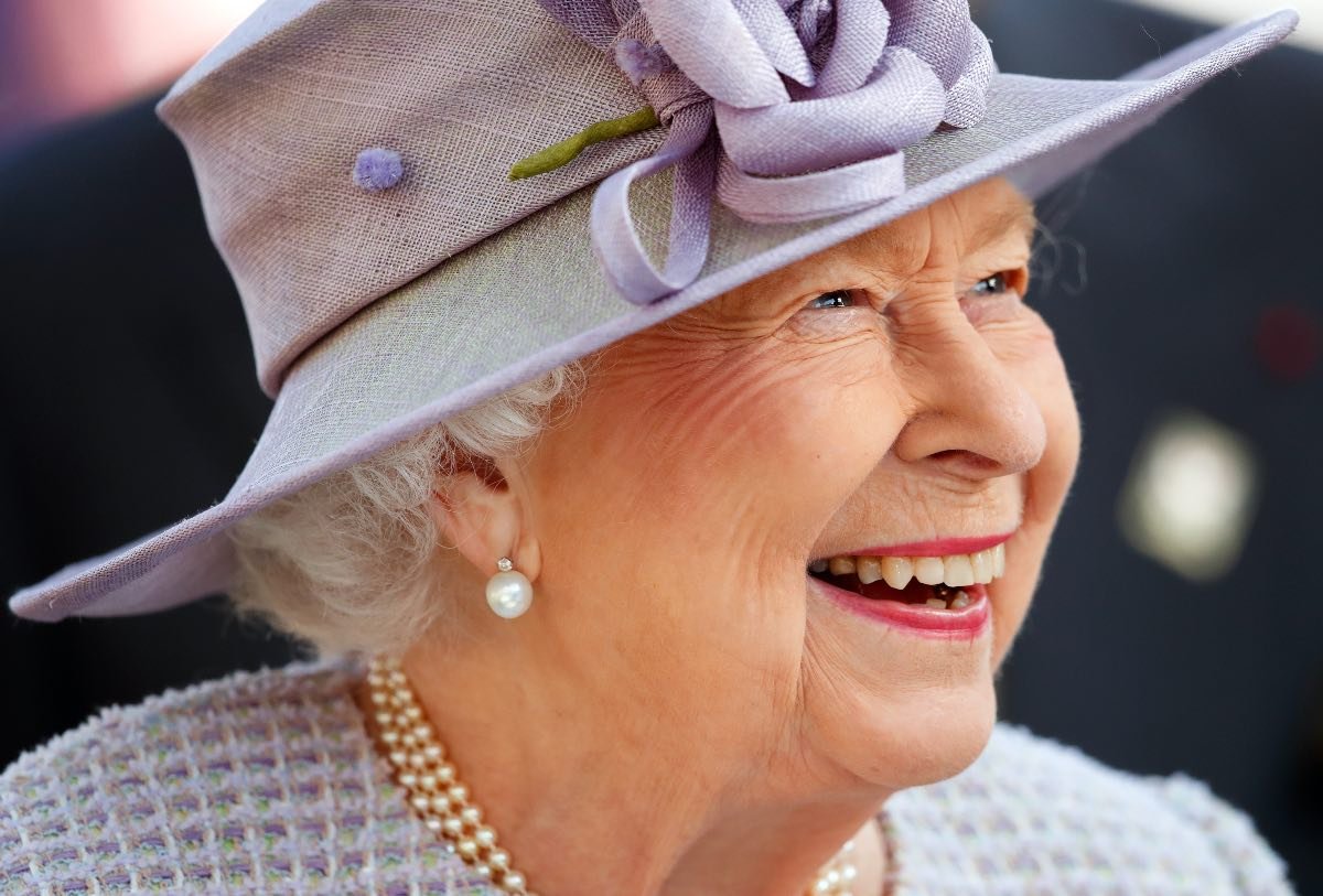 Королевские причуды: зачем Елизавета II всегда носит в сумочке крючок на липучке