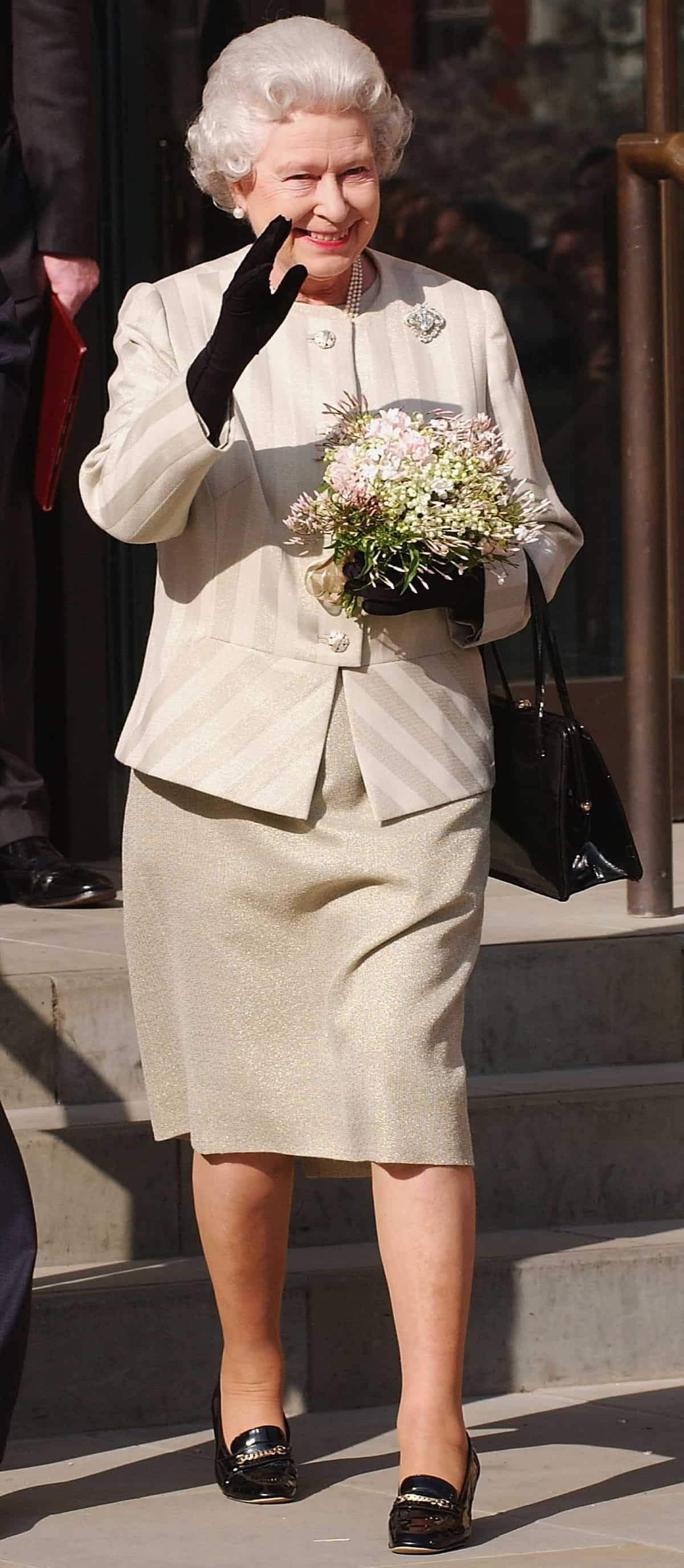 Куда королева Елизавета II девает свою старую одежду