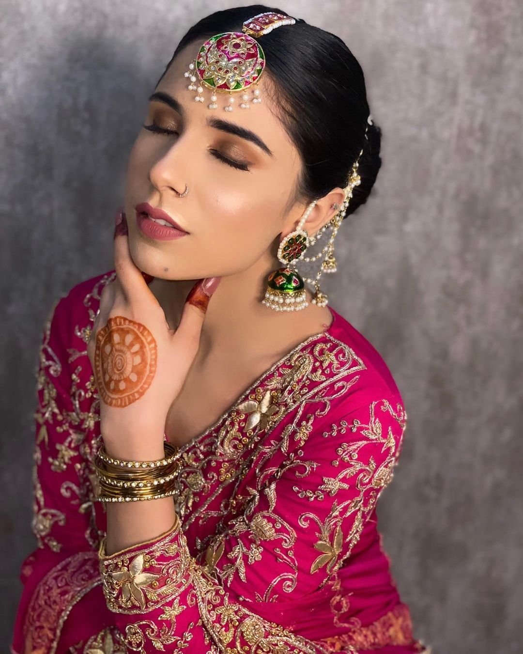 Почему пакистанки на свадьбу красятся так, что их видно с Сахалина