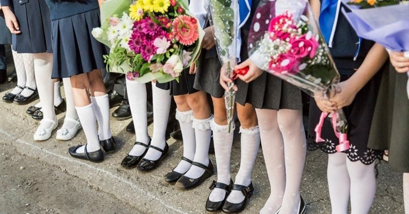 Надо ли дарить цветы любимым педагогам в День учителя