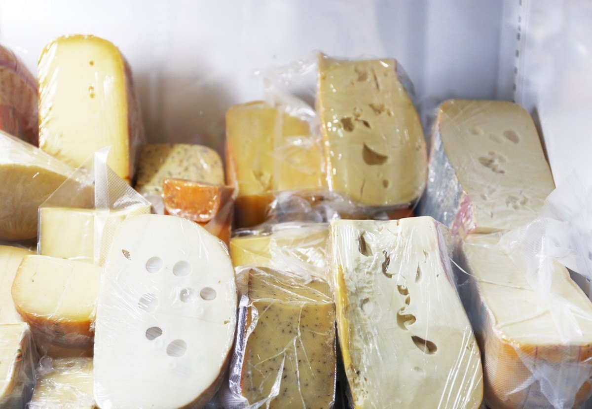 Почему одни сорта сыра имеют дырки, а другие — нет