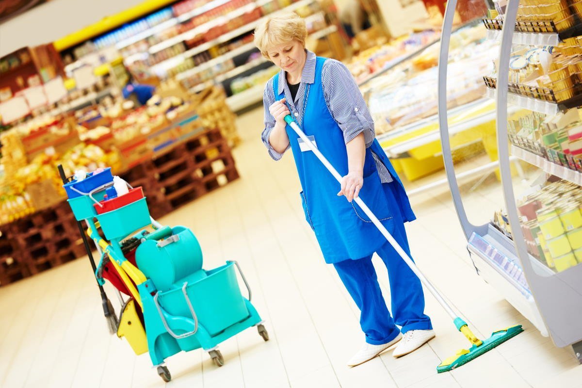 О чём всхлипывает уборщица в супермаркете