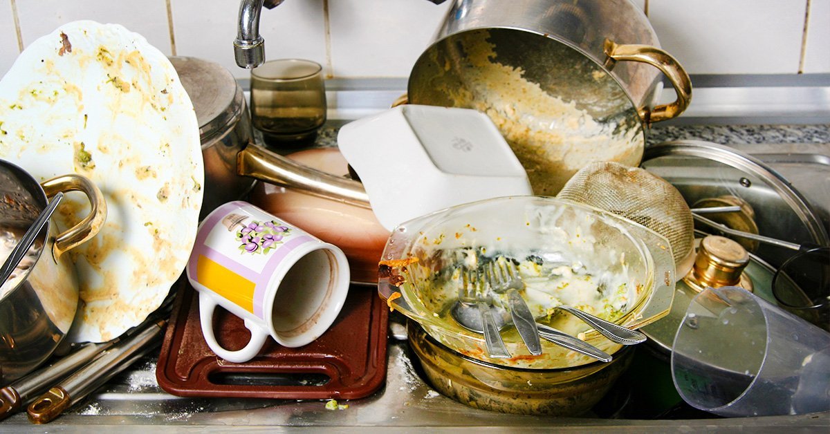 Почему не нужно мыть посуду в гостях