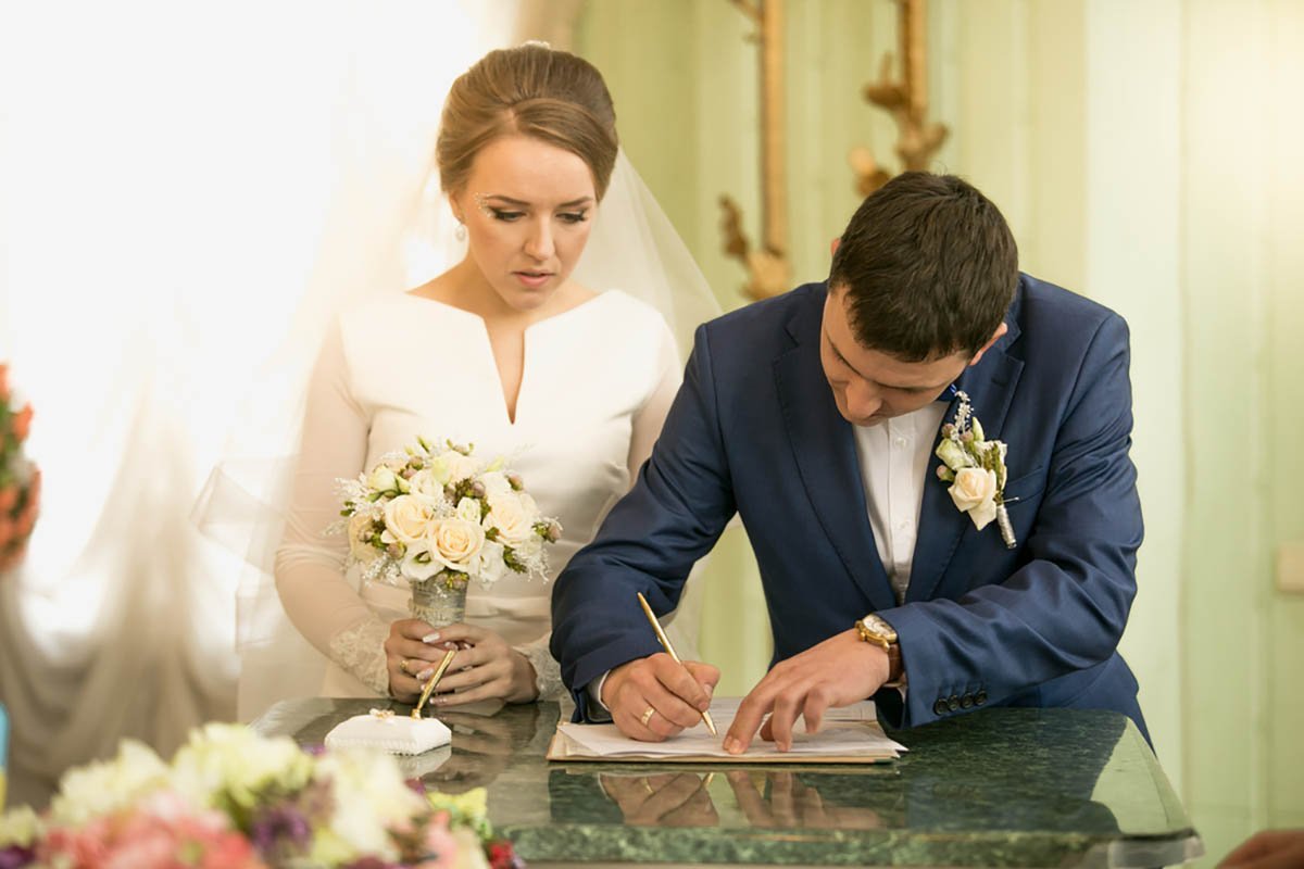 Почему брать фамилию жены при женитьбе — не стыдно