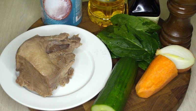 Рецептом салата "Северного " с языком и овощами делюсь скрепя сердце