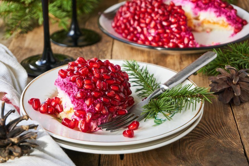 Бесподобная идея для новогоднего стола — салат с гранатом и курицей