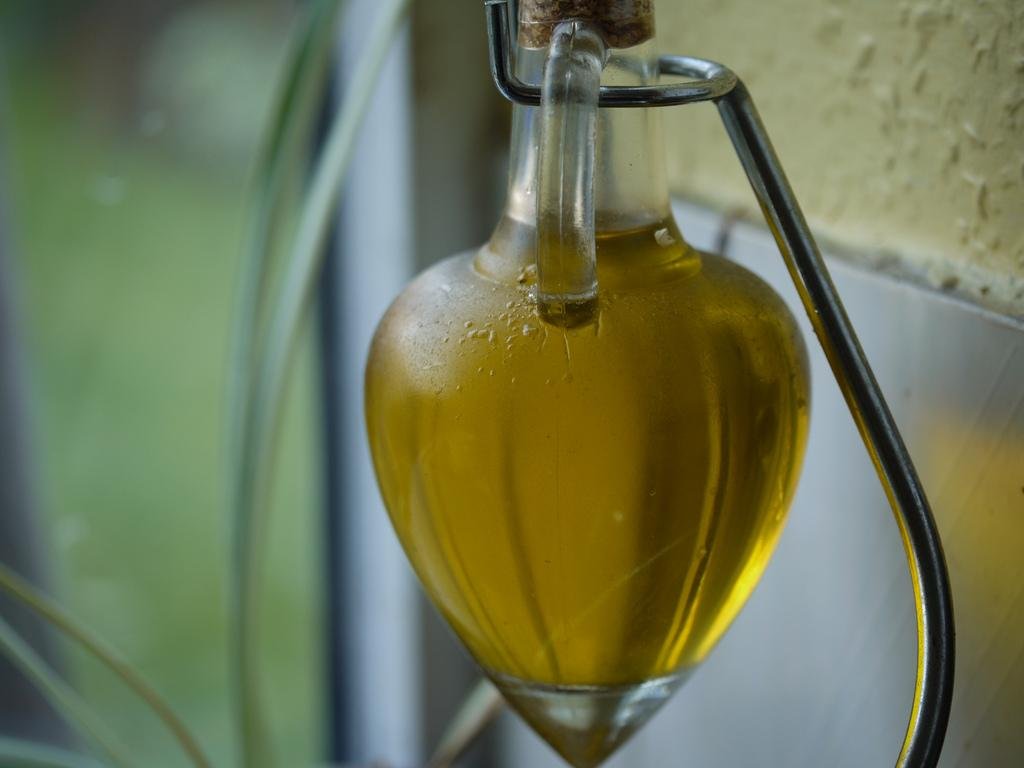 Оливковое масло. Лечебный сорт оливкового масла. Альтернатива оливковому маслу. Оливковое масло в холодильнике. Чем заменить оливковое масло