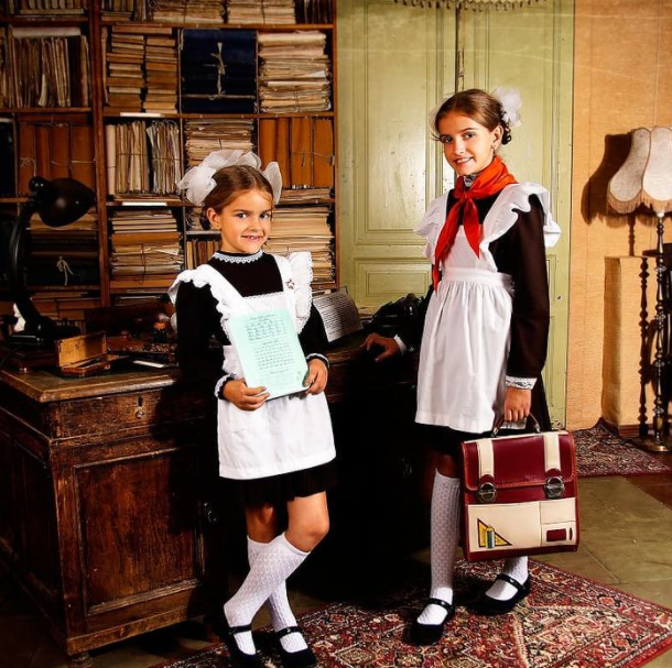 Почему форма советских школьниц напоминала наряды горничных