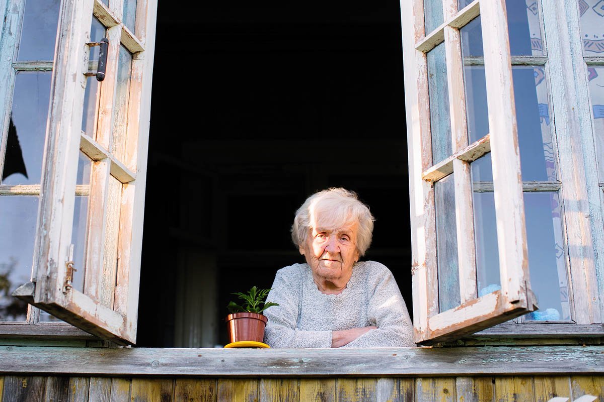 Бабушка не справится. Одиночество пожилых. Бабушка у окна. Старик у окна. Одинокие старики.