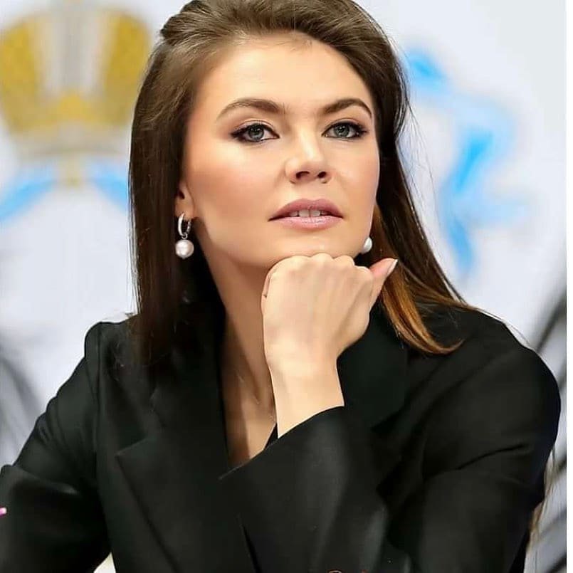 Сколько стоит платье Алины Кабаевой, в котором она впервые за три года появилась на камеру