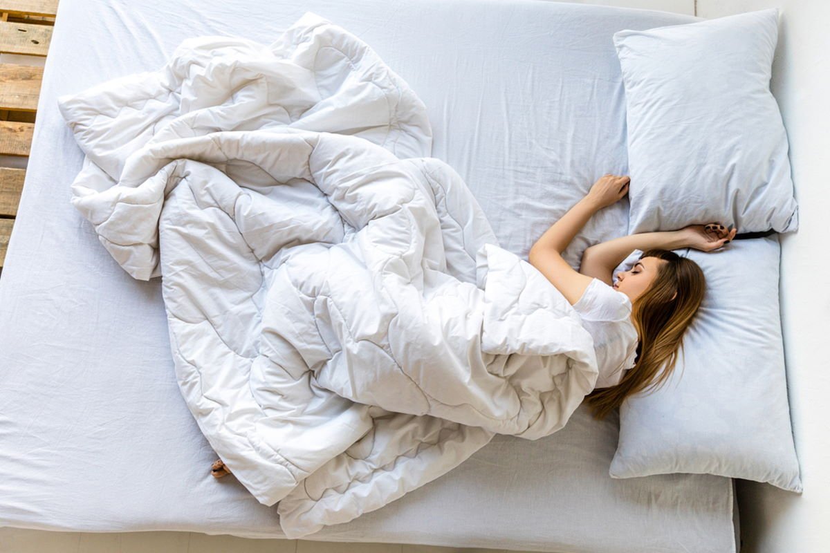 Почему мы не можем спать без одеяла даже в жару