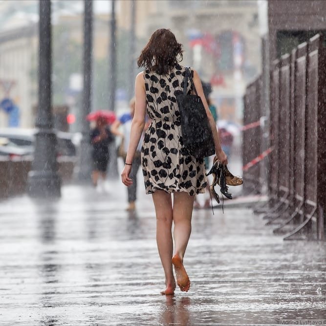В прозрачном платье под дождем