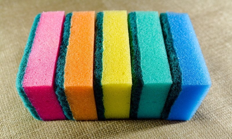 Почему губки для мытья посуды бывают разных цветов