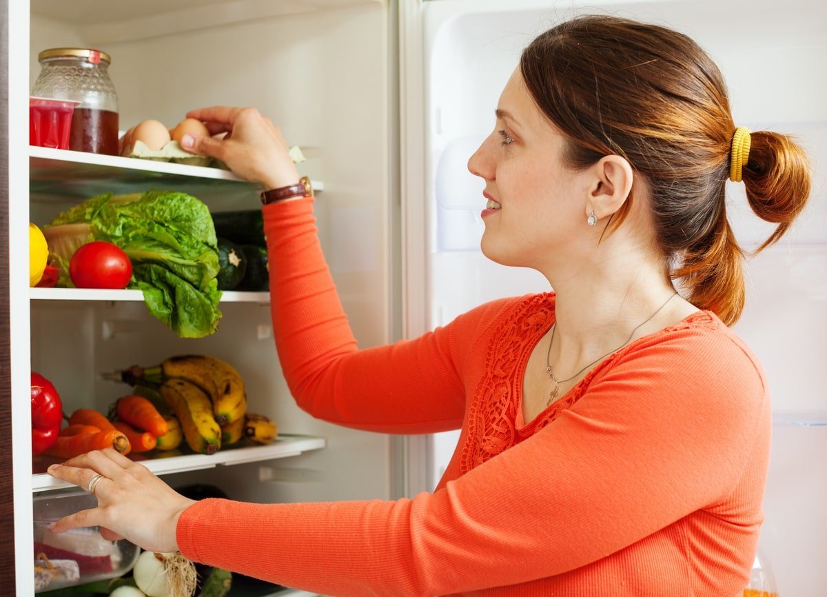 Воняет на кухне. Холодильник с едой. Холодильник диетолога. Женщина у холодильника. Заплесневелые продукты в холодильнике.