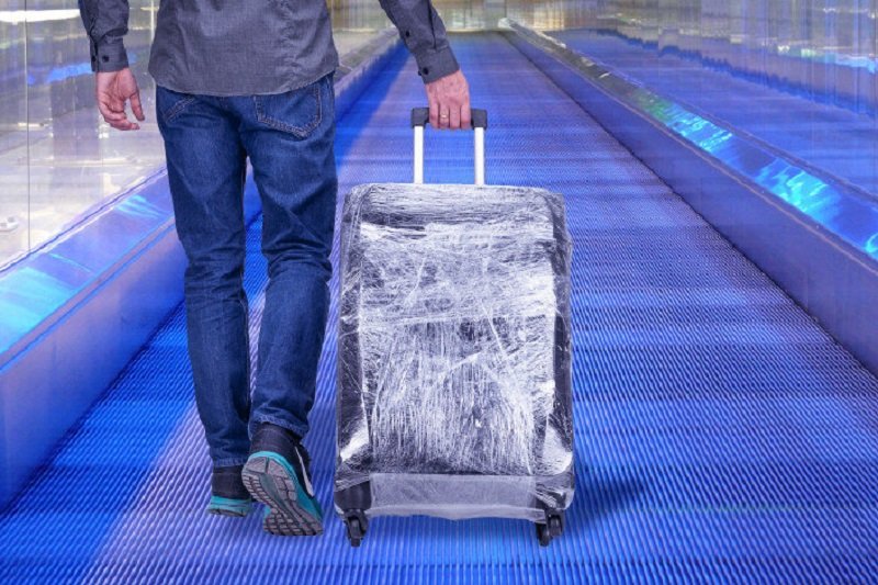 4 весомых аргумента, чтобы не обматывать чемодан пленкой в аэропорту