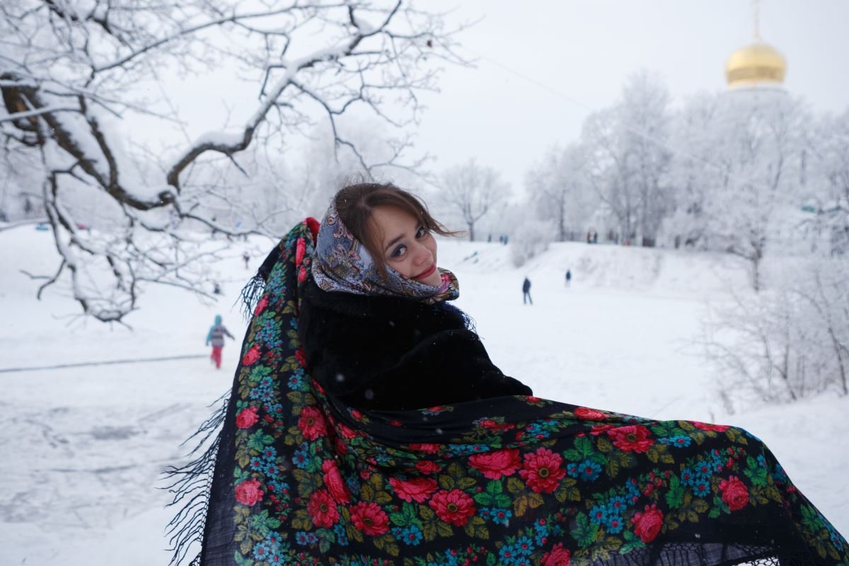Что значило кинуть платок. Фотосессия в платке зимой. Девушка с шалью. Женщина кутается в шаль. Традиционный русский платок.