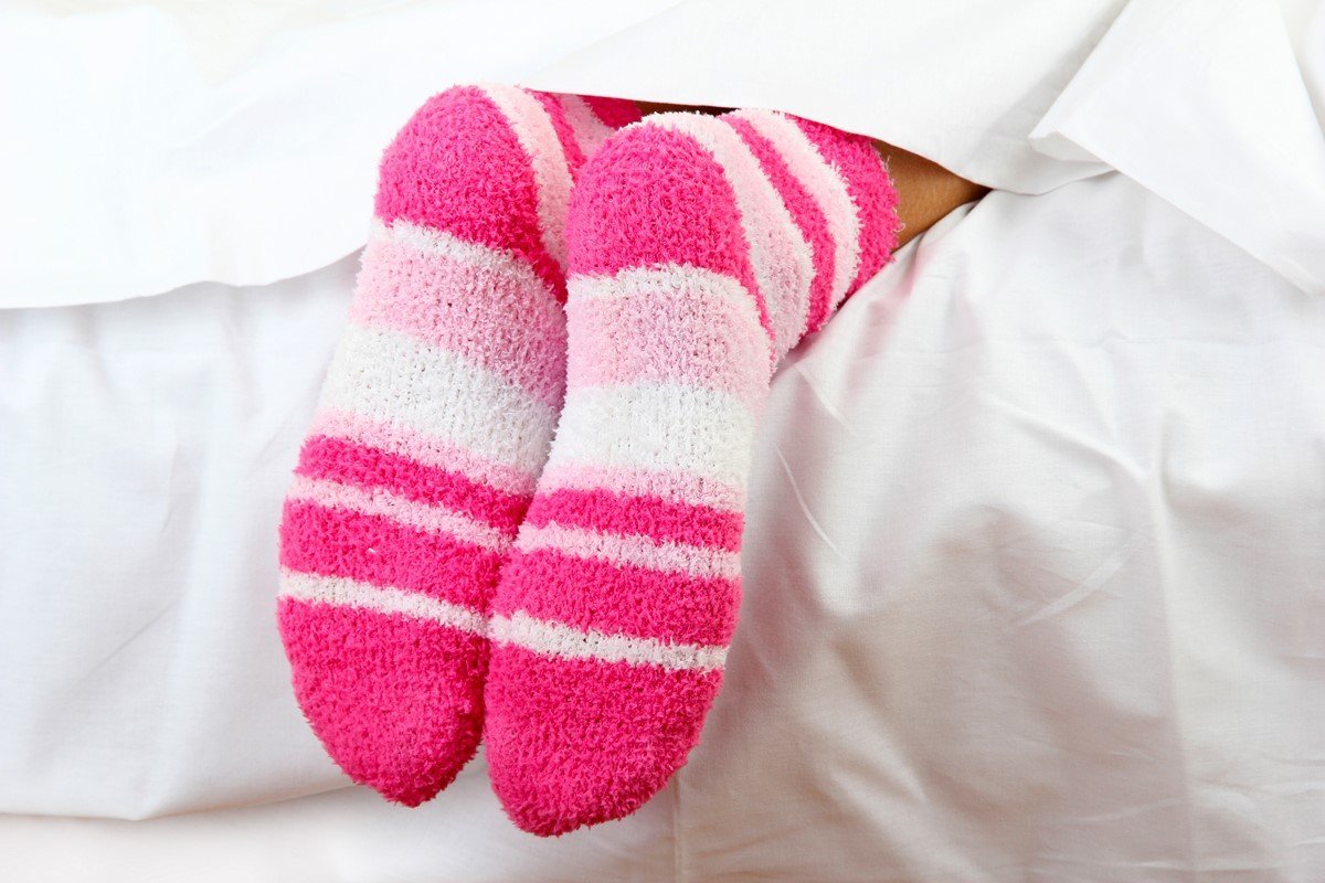 К чему снятся носки во сне. Спать в носках. Ножки в носочках. Носки на ночь. Носки для сна.