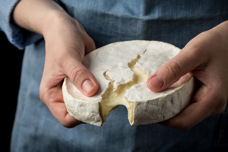 Универсальный французский сыр : можно ли есть его с плесенью