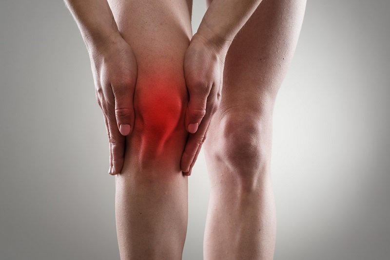Ревматолог назвал причину хруста в коленях после сна или долгого сидения