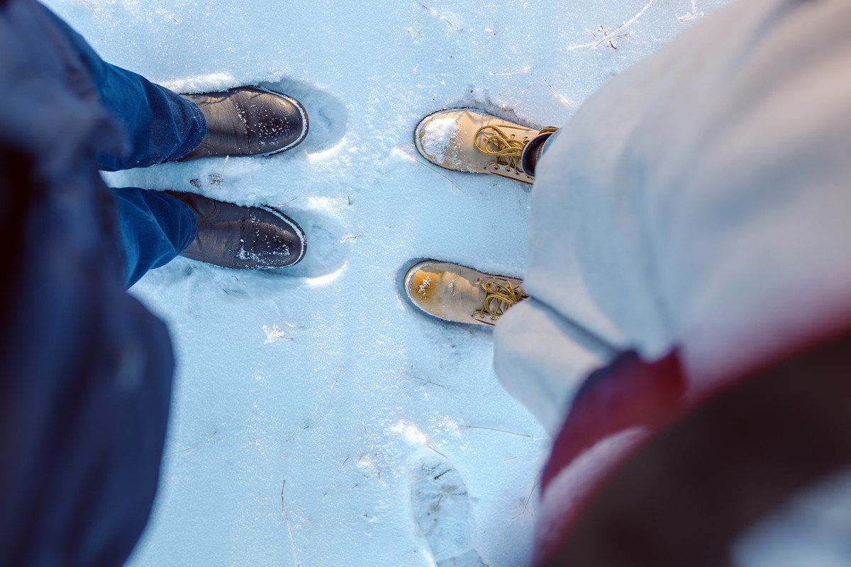 В сильный мороз ноги. Ноги зимой. Стопы зимой. Мёрзнут пальцы ног в зимних ботинках.