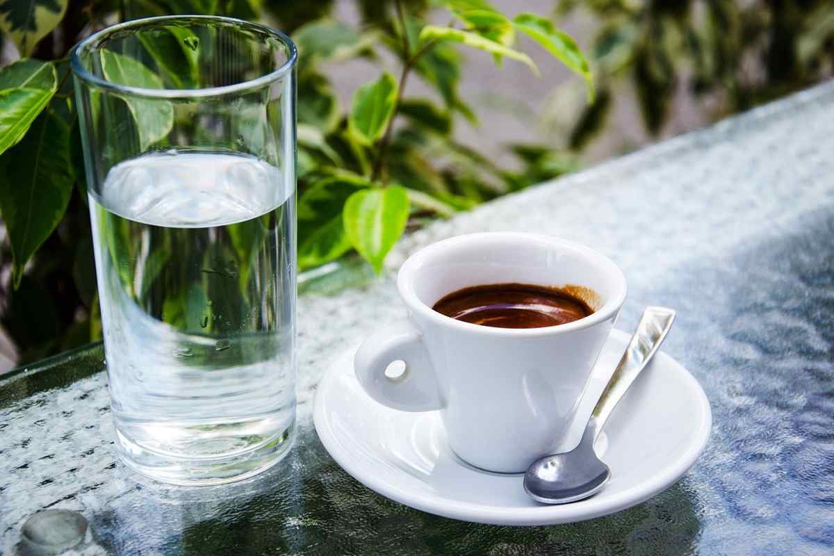 Зачем на самом деле подают к кофе холодную воду: как правильно пить