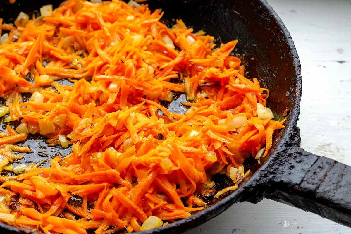 Как правильно обжаривать морковь с луком: что класть на сковороду первым