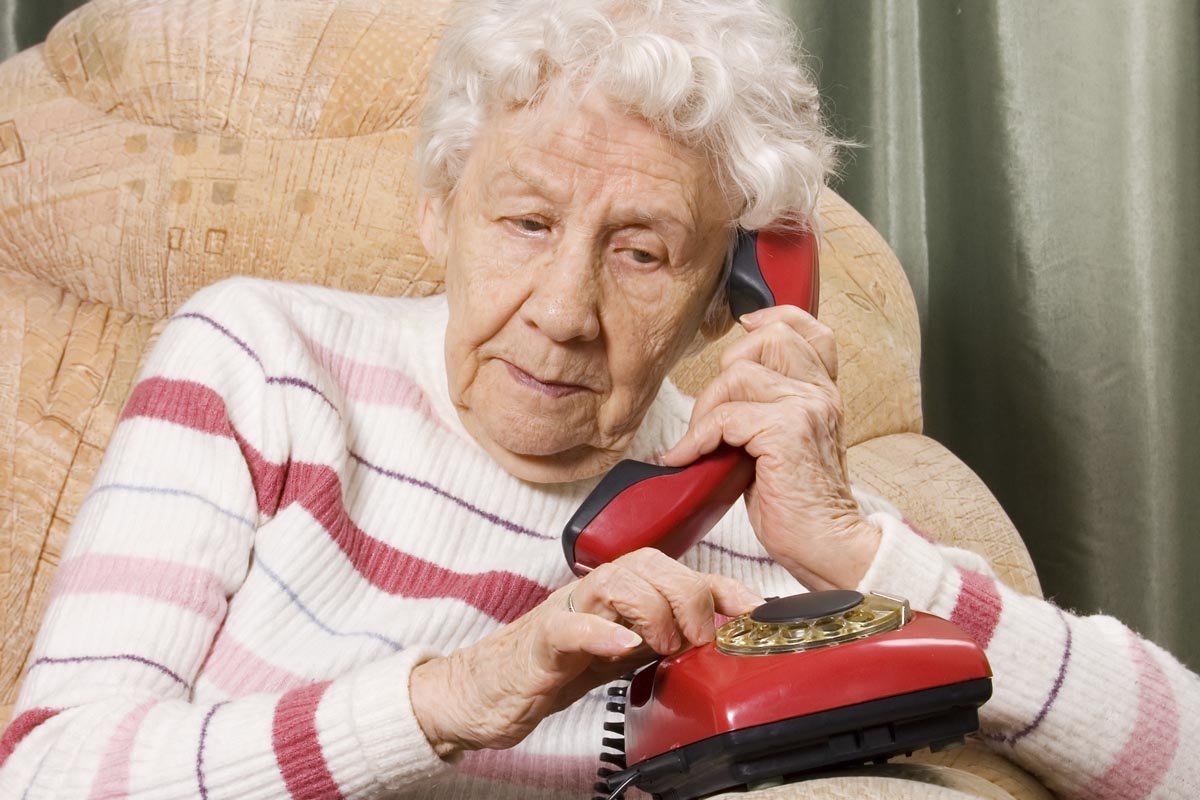 Какой номер бабушки. Бабушка с мобильником. Пожилые люди. Телефон для пенсионеров. Телефон для пожилых людей.