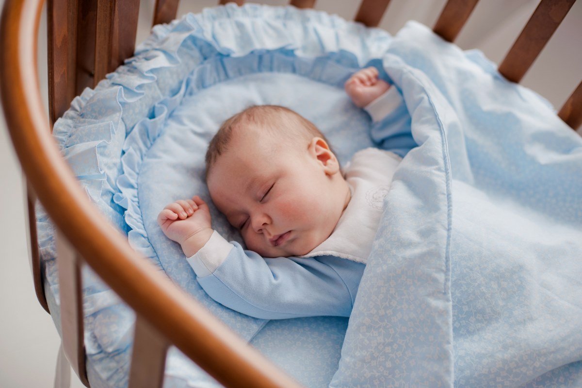 Люлька сон. Кроватка для новорожденного. Младенец в кроватке. Новорожденный ребенок в кроватке. Колыбель для детей.
