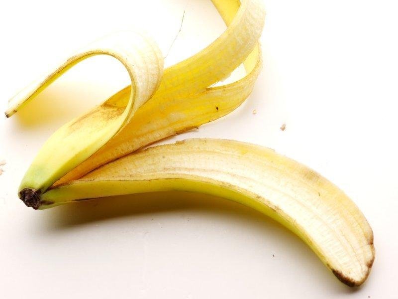 Зачем необходимо протирать лицо банановой кожурой