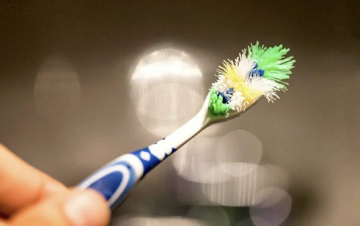 Зачем я замачиваю зубные щетки в кипятке: делюсь своей хитростью