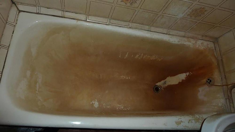 Чем отмыть желтое в ванной. Грязная ванна. Ржавая чугунная ванна. Старая чугунная ванна. Ржавчина на чугунной ванне.