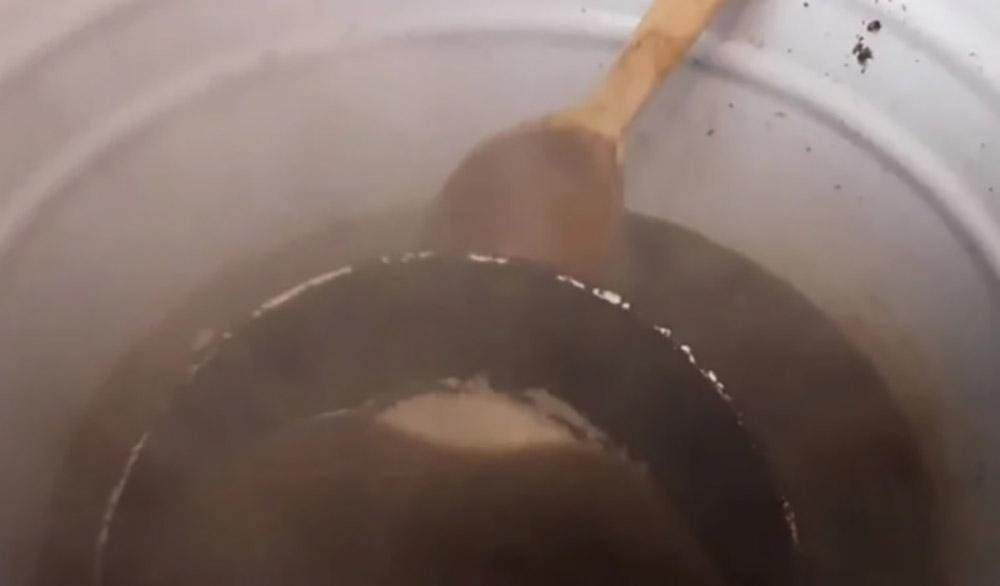 Отмыть посуду клеем. 7 Стадий мытья сковородок. Как вытащить сковороду из раковины. Тушение жира на сковороде крышкой. Нагар Агджабедили.