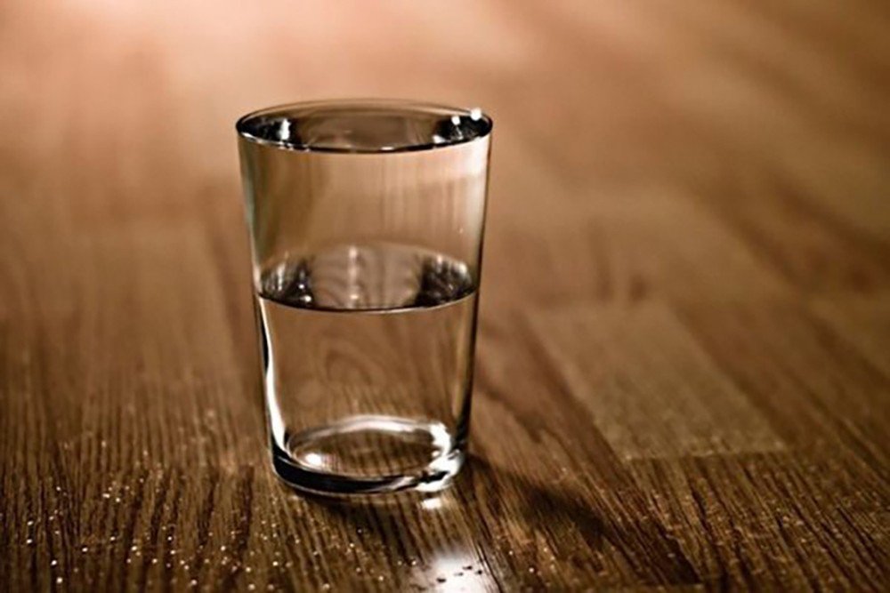 Налей полстакана воды. Стакан воды. Полный стакан. Притча о стакане воды. Переполненный стакан.