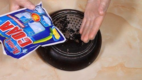 Нагар чищу пальцем. Как отмыть сковороду от нагара и закаменелого жира