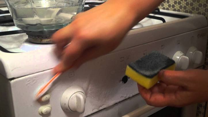 Использую этот простой способ, чтобы быстро очистить загрязнения ручек плиты и решёток!