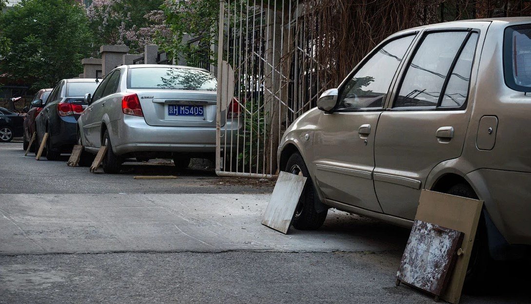 Зачем в Китае владельцы автомобилей закрывают колеса дощечками?