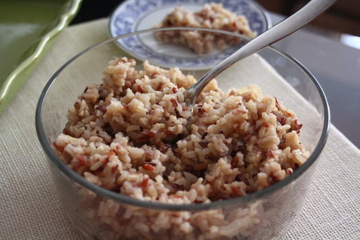 Бурый рис отварной. Бурый рис каша. Бурый рис вареный. Коричневый рис каша.