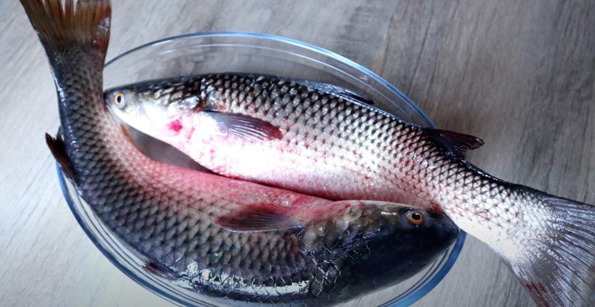 Как быстро и просто почистить рыбу и не испачкать кухню