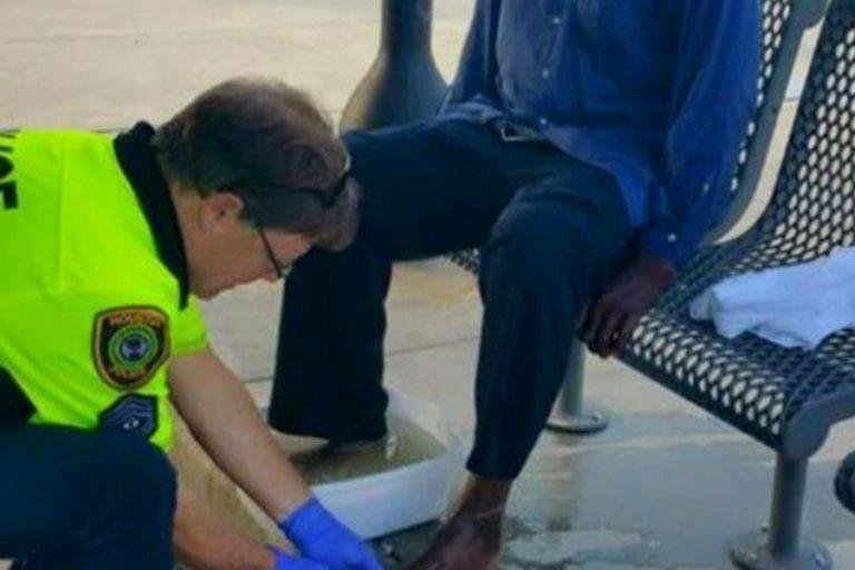 Полицейский вымыл ноги слепому бездомному старику. Вы будете в недоумении, когда узнаете почему