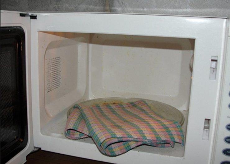 Как постирать кухонное полотенце в микроволновке