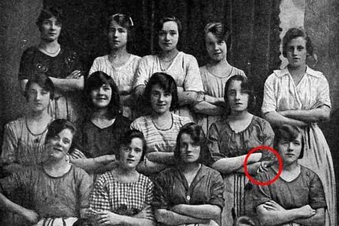 Тайна этого снимка, сделанного в 1900 году, будоражит до сих пор!